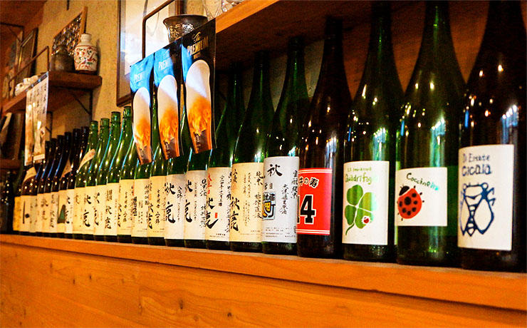 ずらりと並んだ日本酒の瓶